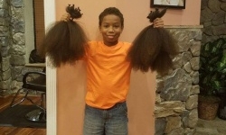 10-летний мальчик два года растил волосы на парики для онкобольных детей
